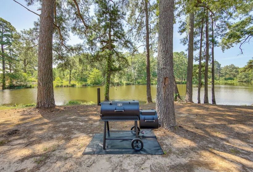 Quitman Lakefront Cabin W/ Screened Porch & Grill!