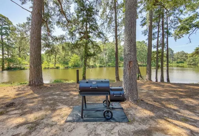Quitman Lakefront Cabin W/ Screened Porch & Grill!