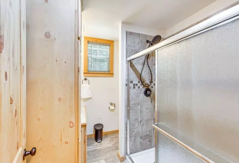 Quitman Lakefront Cabin W/ Screened Porch & Grill!