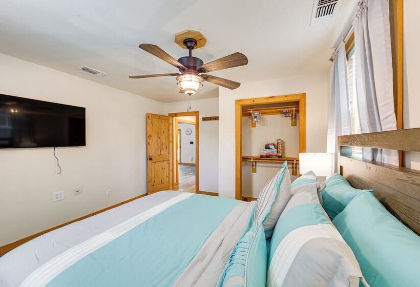 Quitman Lakefront Cabin W/ Screened Porch & Grill!