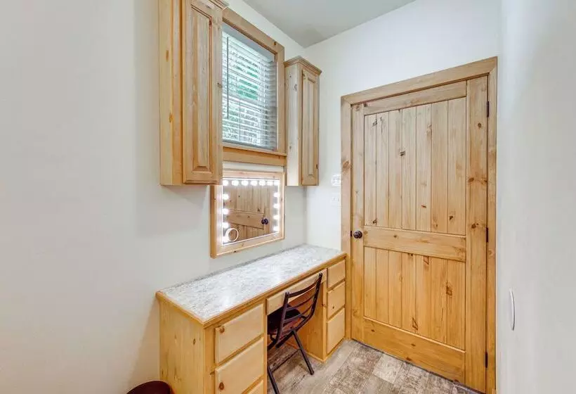 Quitman Lakefront Cabin W/ Screened Porch & Grill!