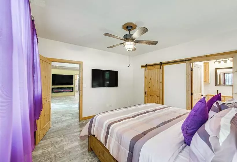 Quitman Lakefront Cabin W/ Screened Porch & Grill!