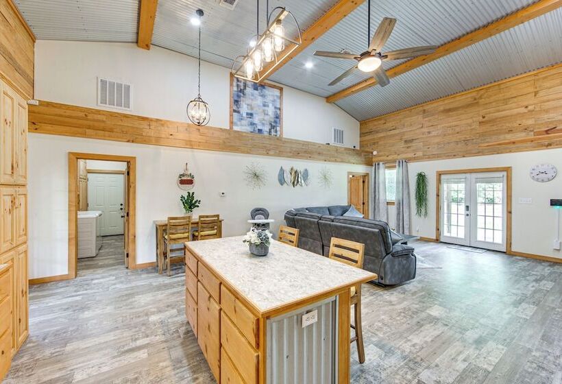 Quitman Lakefront Cabin W/ Screened Porch & Grill!