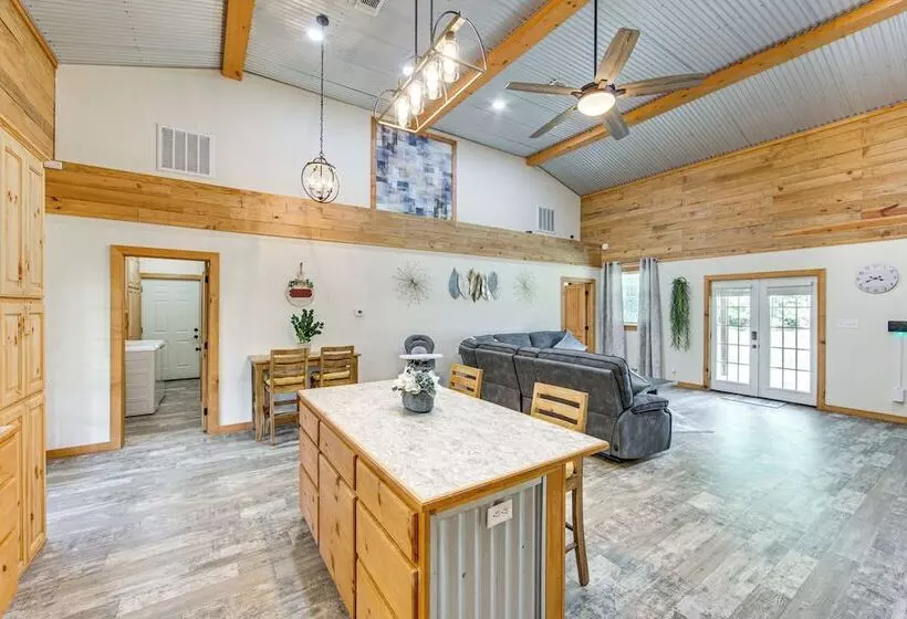 Quitman Lakefront Cabin W/ Screened Porch & Grill!