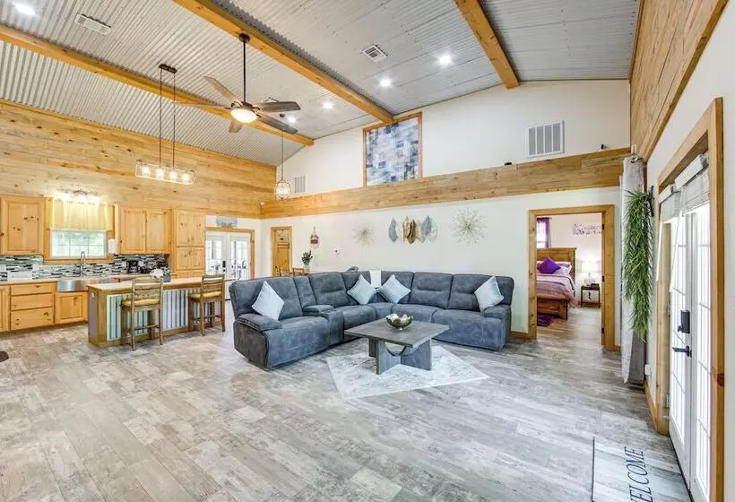 Quitman Lakefront Cabin W/ Screened Porch & Grill!