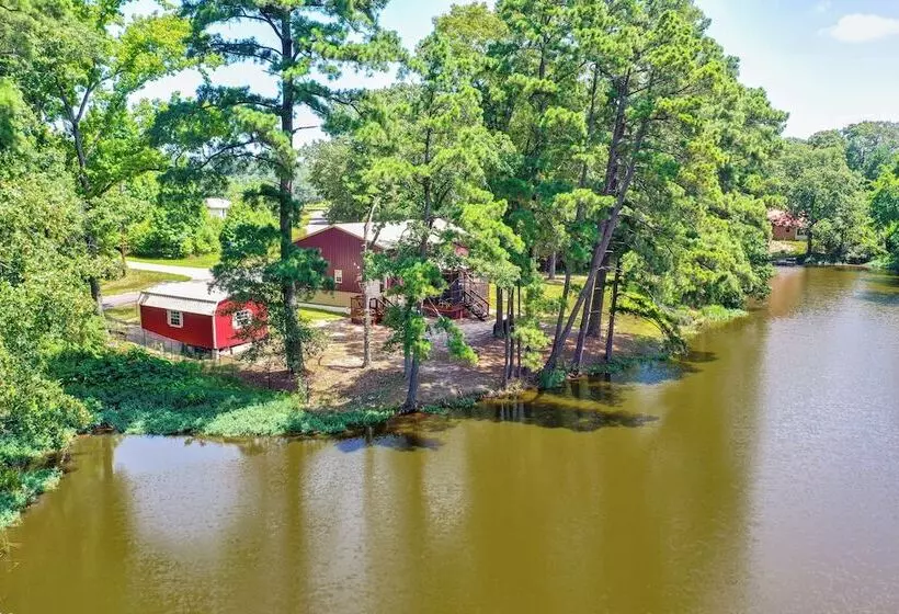 Quitman Lakefront Cabin W/ Screened Porch & Grill!