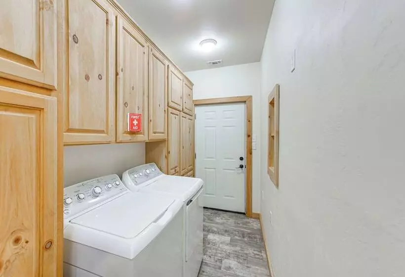 Quitman Lakefront Cabin W/ Screened Porch & Grill!