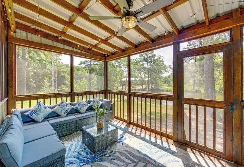 Quitman Lakefront Cabin W/ Screened Porch & Grill!