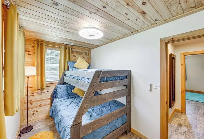 Quitman Lakefront Cabin W/ Screened Porch & Grill!