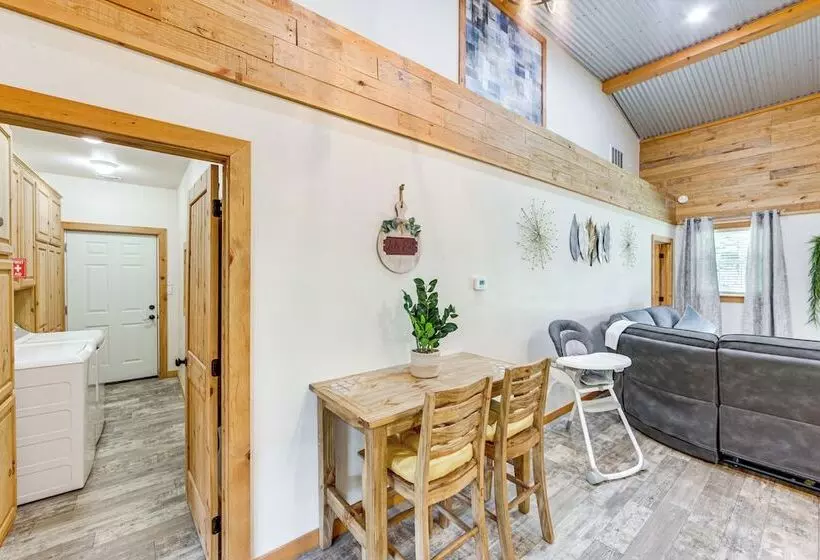 Quitman Lakefront Cabin W/ Screened Porch & Grill!