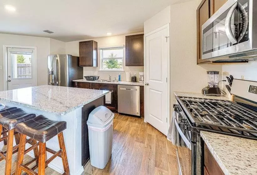 San Antonio Home W/ Pool Access: 11 Mi To Seaworld