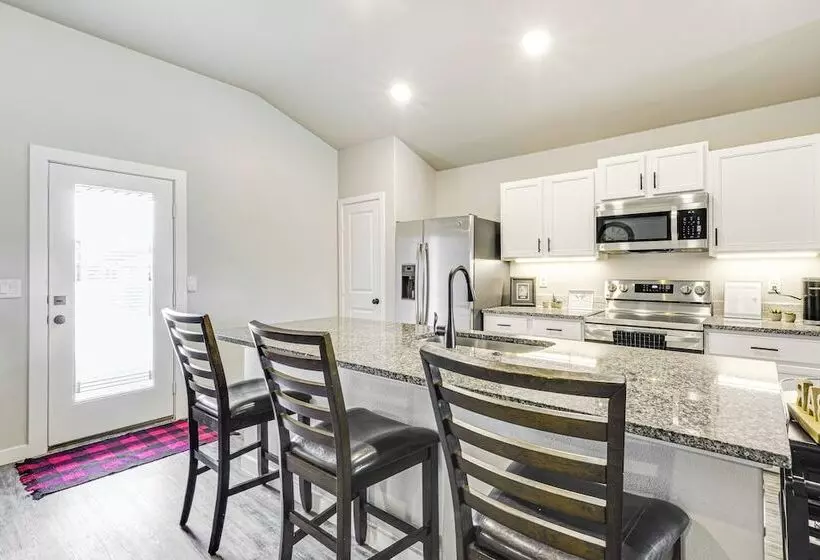 Urbana Cabana:  Modern Home 8 Mi To Texas Tech!