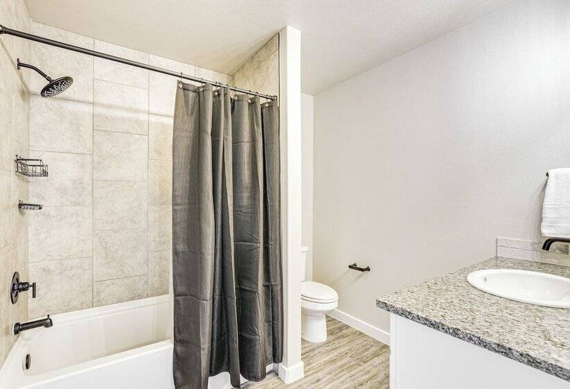 Urbana Cabana: Modern Home 8 Mi To Texas Tech!