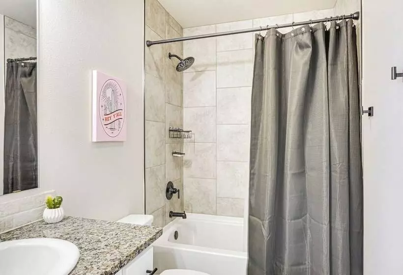 Urbana Cabana:  Modern Home 8 Mi To Texas Tech!