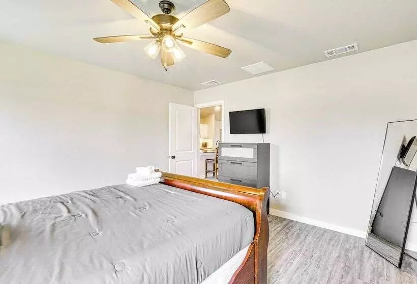 Urbana Cabana:  Modern Home 8 Mi To Texas Tech!