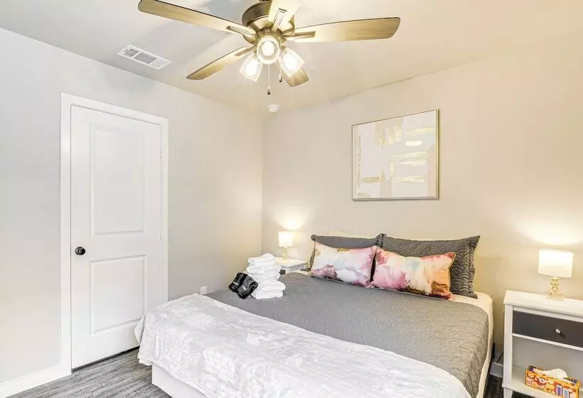 Urbana Cabana:  Modern Home 8 Mi To Texas Tech!