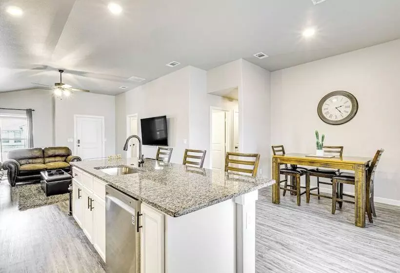 Urbana Cabana:  Modern Home 8 Mi To Texas Tech!