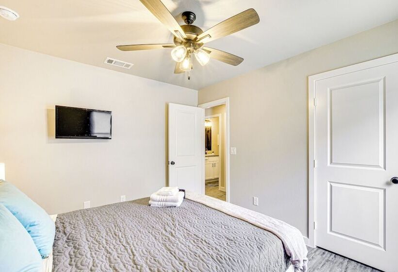 Urbana Cabana: Modern Home 8 Mi To Texas Tech!