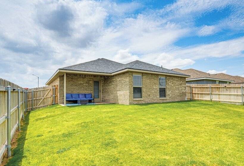 Urbana Cabana: Modern Home 8 Mi To Texas Tech!