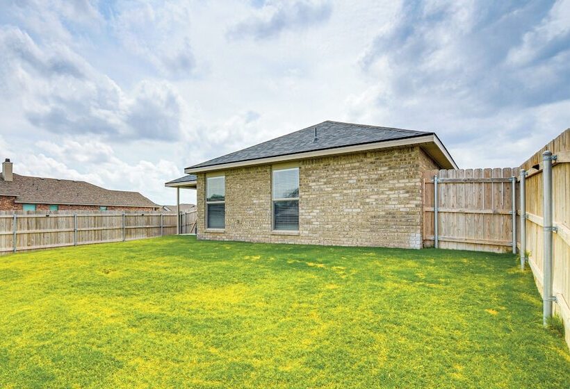 Urbana Cabana: Modern Home 8 Mi To Texas Tech!