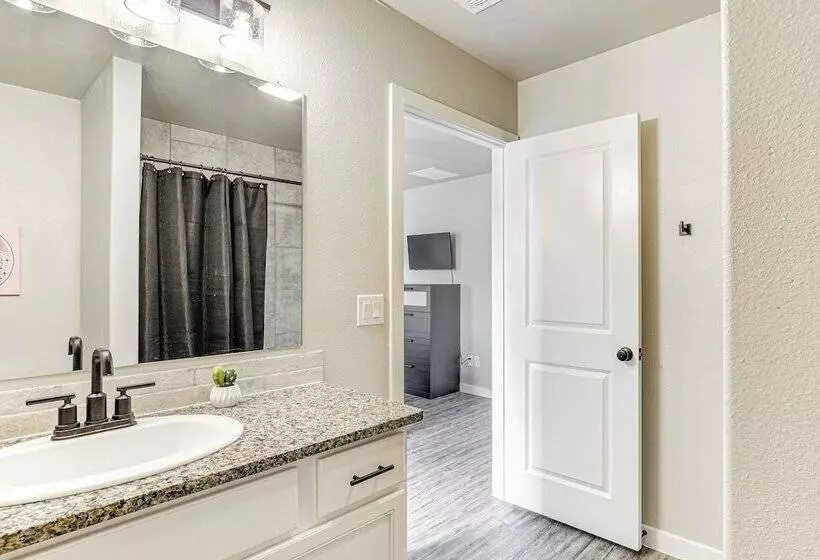 Urbana Cabana:  Modern Home 8 Mi To Texas Tech!