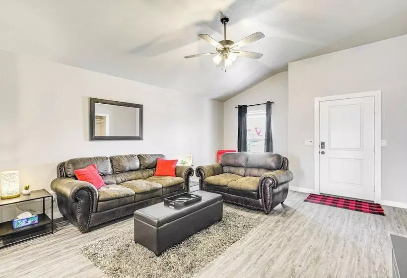 Urbana Cabana:  Modern Home 8 Mi To Texas Tech!