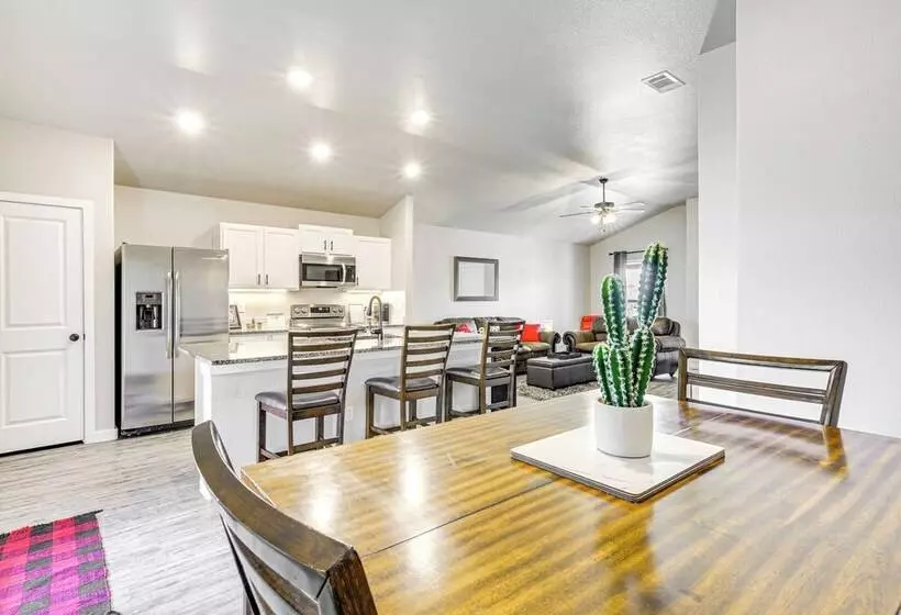 Urbana Cabana:  Modern Home 8 Mi To Texas Tech!