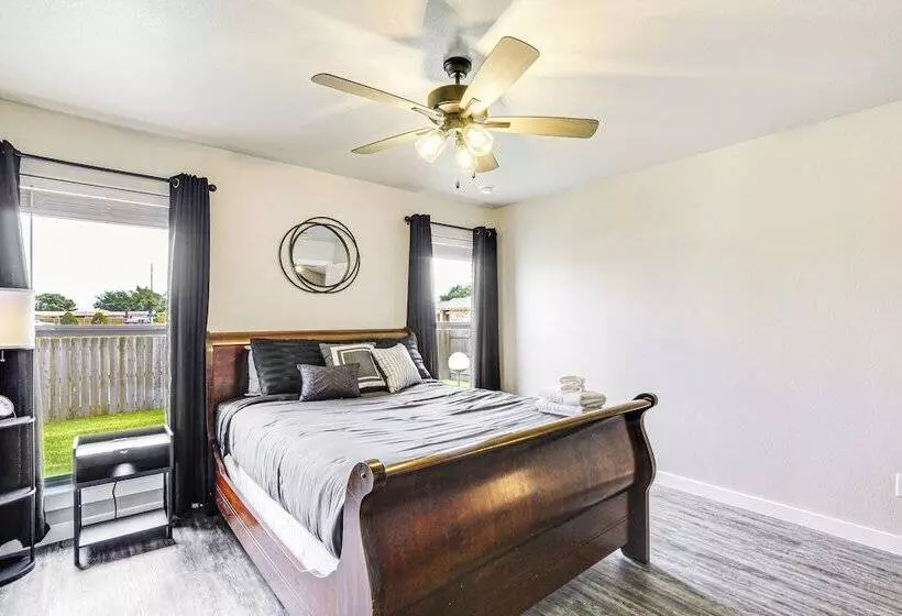 Urbana Cabana:  Modern Home 8 Mi To Texas Tech!