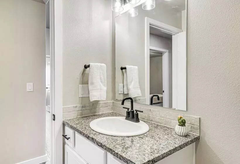 Urbana Cabana:  Modern Home 8 Mi To Texas Tech!