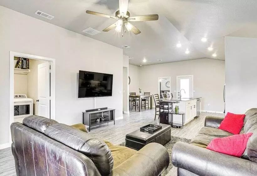 Urbana Cabana:  Modern Home 8 Mi To Texas Tech!