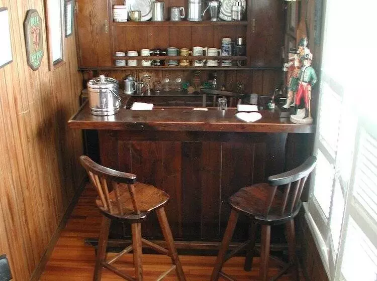 Harbor Knoll Bed And Breakfast