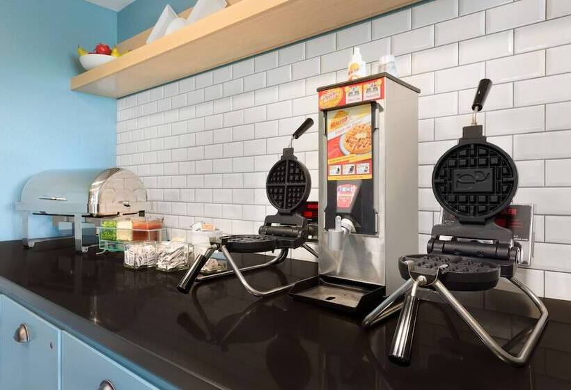 فندق Country Inn & Suites By Radisson Indianola Ia