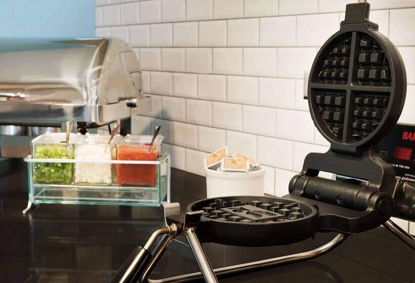 فندق Country Inn & Suites By Radisson Indianola Ia