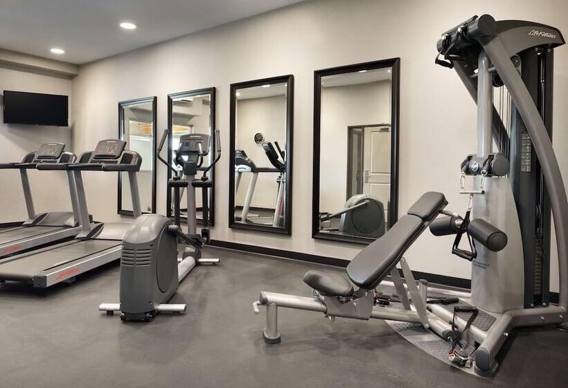 فندق Country Inn & Suites By Radisson Indianola Ia