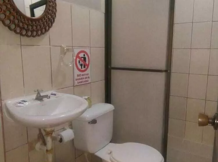 هتل Hostal Los Mantas