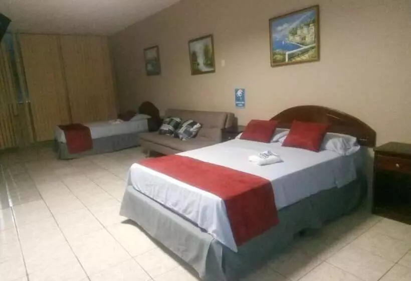 هتل Hostal Los Mantas