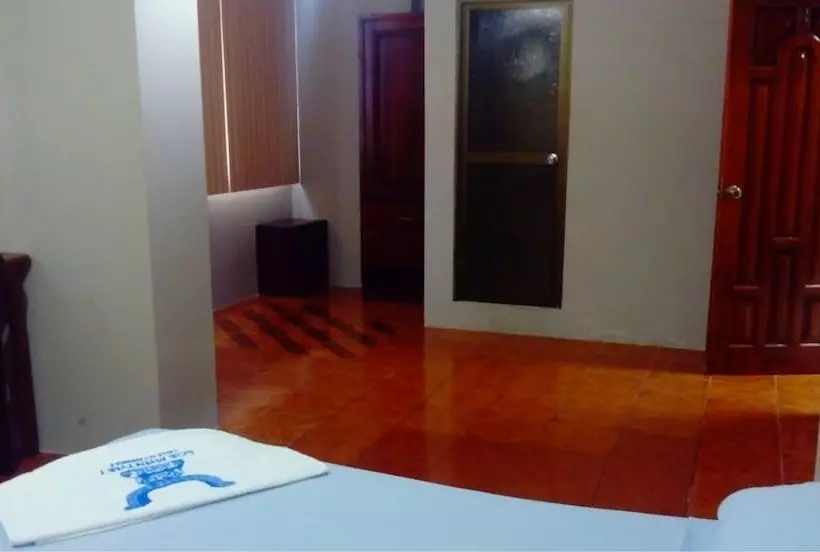 هتل Hostal Los Mantas