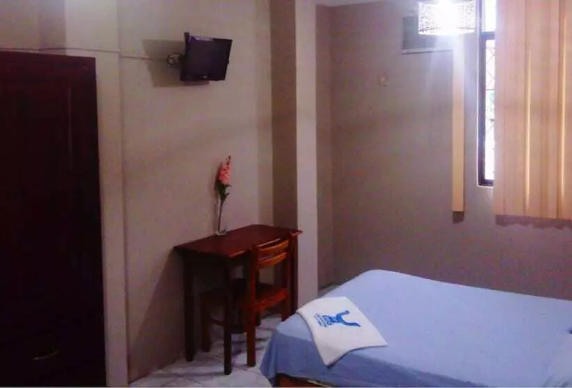 هتل Hostal Los Mantas