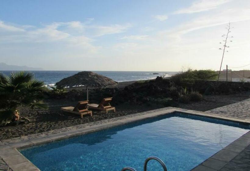 تختخواب و صبحانه Cap Azul