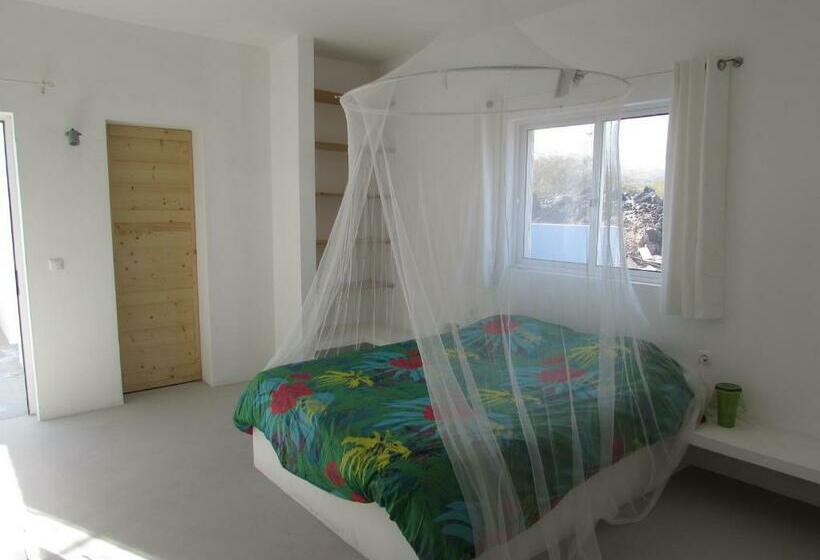 تختخواب و صبحانه Cap Azul