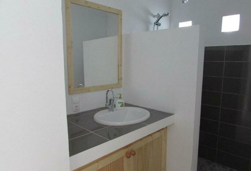 تختخواب و صبحانه Cap Azul