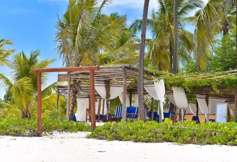 Hotelli The Sands Beach Resort