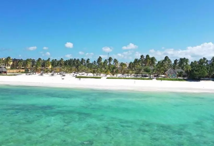 Hotelli The Sands Beach Resort