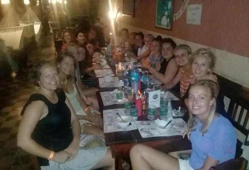 هاستل Viavia Leon