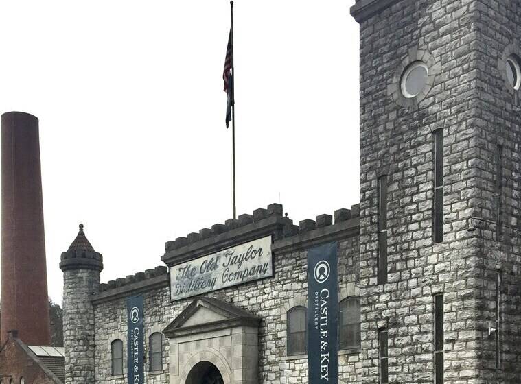 مبيت وإفطار Charred Oaks Inn