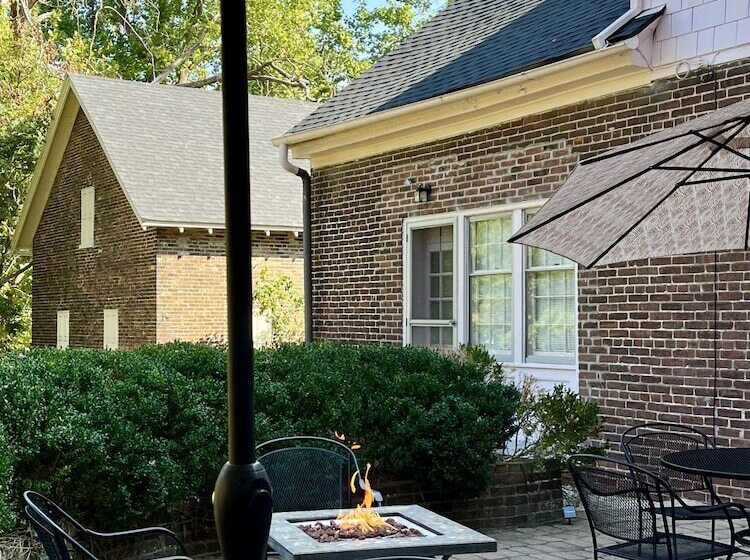مبيت وإفطار Charred Oaks Inn
