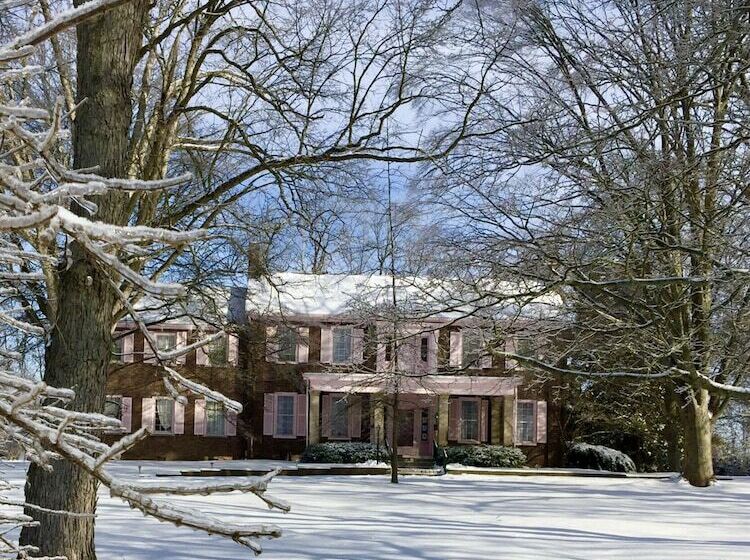 مبيت وإفطار Charred Oaks Inn