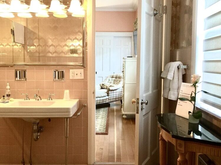 مبيت وإفطار Charred Oaks Inn