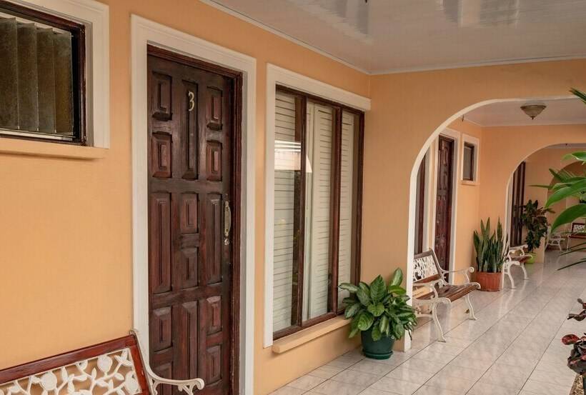 هتل Y Cabinas El Coral