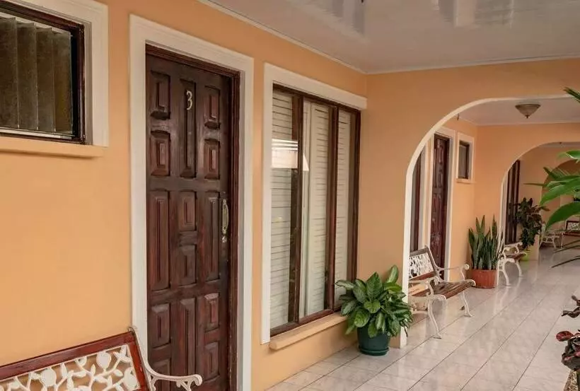 Hotelli Y Cabinas El Coral